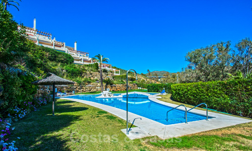 Schitterend zuid gericht penthouse met prachtig zee- en bergzicht te koop in de Golf Valley van Nueva Andalucia, Marbella 32470