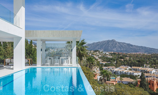 Instapklare exclusieve moderne villa te koop, met panoramisch berg-, golf- en zeezicht in Marbella - Benahavis. 32613 