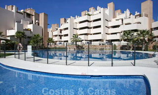 Modern penthouse appartement te koop in een eerstelijnsstrand complex met eigen zwembad en zeezicht, tussen Marbella en Estepona 33729 