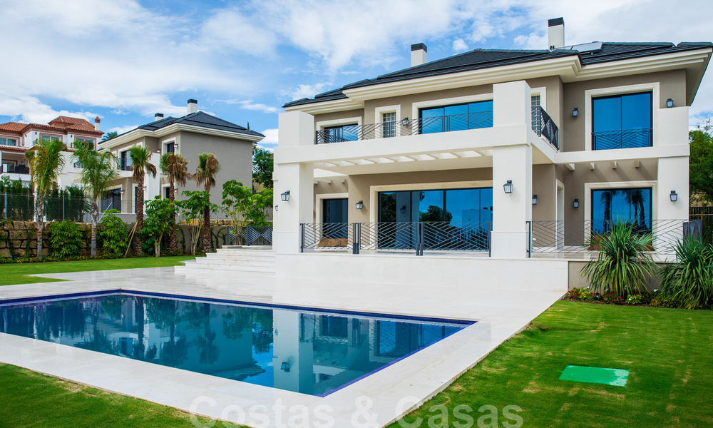 Nieuwbouw villa te koop in een hedendaagse klassieke stijl met zeezicht in vijfsterren golfresort in Marbella - Benahavis 34943