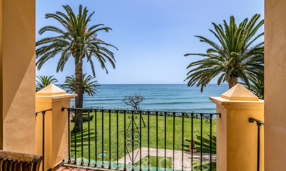 Spaans luxe rijhuis te koop, direct aan zee, in een gated community, met panoramisch zeezicht en op loopafstand van Estepona centrum 40855