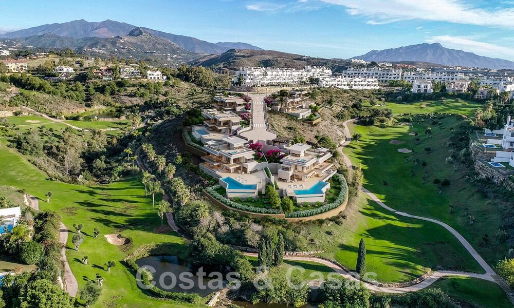 Instapklaar! Spectaculaire luxevilla’s te koop i/e eigentijds architectuur gesitueerd i/e golfresort o/d New Golden Mile tussen Marbella en Estepona 43566
