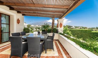 Ruime luxevilla te koop, in Andalusische stijl gesitueerd op een hoge positie in Nueva Andalucia, Marbella 45128 