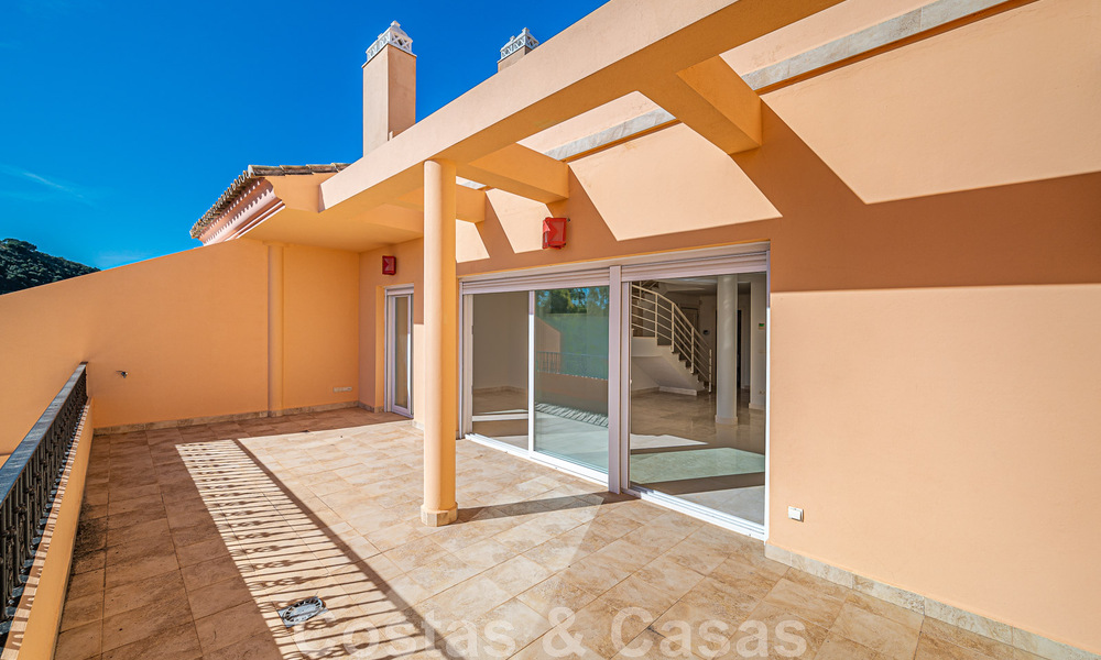 Ruim duplex, penthouse met ruime terrassen en de Middellandse Zee aan de horizon te koop in Nueva Andalucia, Marbella 48529