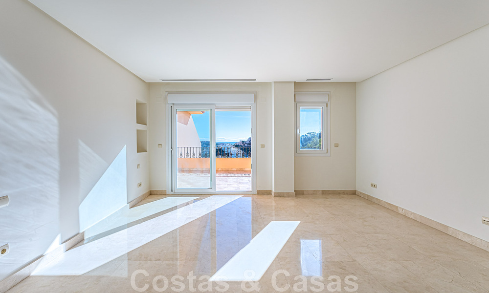 Ruim duplex, penthouse met ruime terrassen en de Middellandse Zee aan de horizon te koop in Nueva Andalucia, Marbella 48543