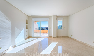 Ruim duplex, penthouse met ruime terrassen en de Middellandse Zee aan de horizon te koop in Nueva Andalucia, Marbella 48543 