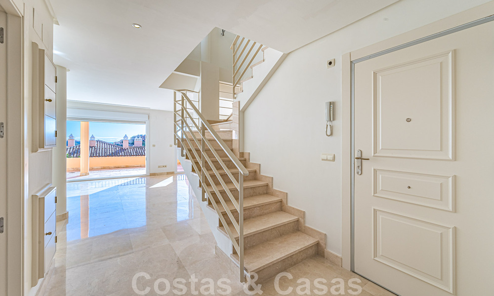 Ruim duplex, penthouse met ruime terrassen en de Middellandse Zee aan de horizon te koop in Nueva Andalucia, Marbella 48545