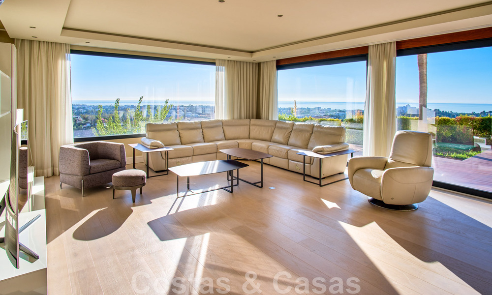 Gerenoveerde villa in moderne stijl te koop met schitterend zeezicht in een gated community in Marbella - Benahavis 48356