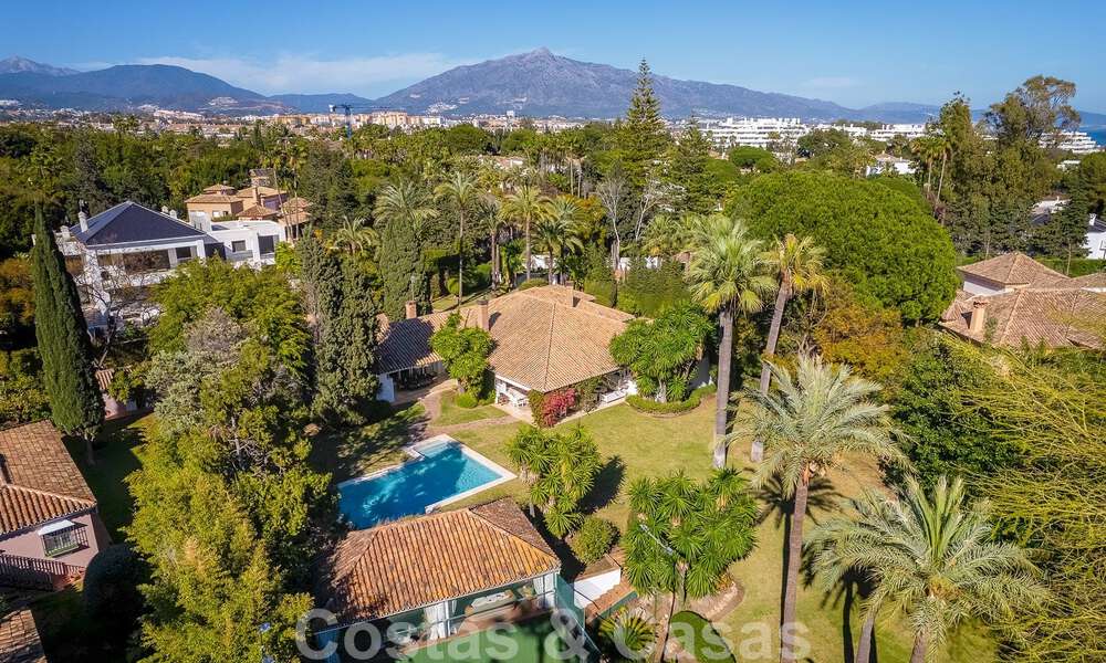 Vrijstaande luxevilla in Mediterrane stijl te koop op een steenworp van het strand en voorzieningen in het prestigieuze Guadalmina Baja te Marbella 51282