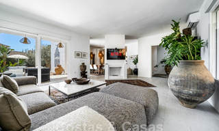 Luxueuze villa te koop in een Andalusische bouwstijl ten oosten van Marbella centrum op een steenworp van de duinen en het strand 52649 