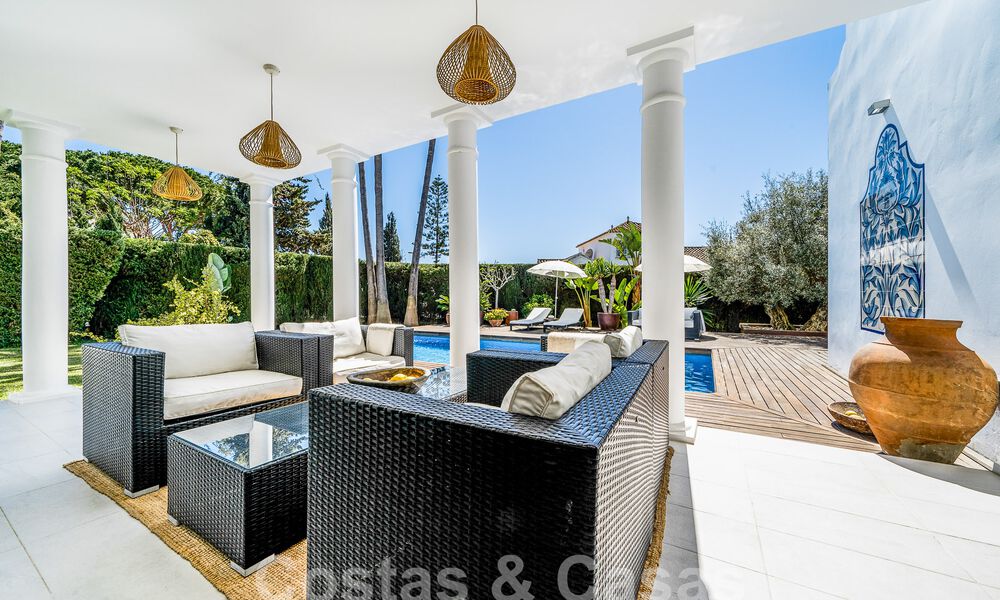 Luxueuze villa te koop in een Andalusische bouwstijl ten oosten van Marbella centrum op een steenworp van de duinen en het strand 52653