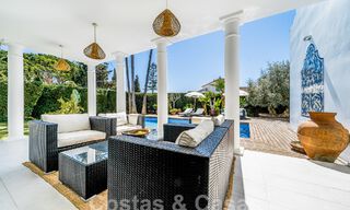 Luxueuze villa te koop in een Andalusische bouwstijl ten oosten van Marbella centrum op een steenworp van de duinen en het strand 52653 