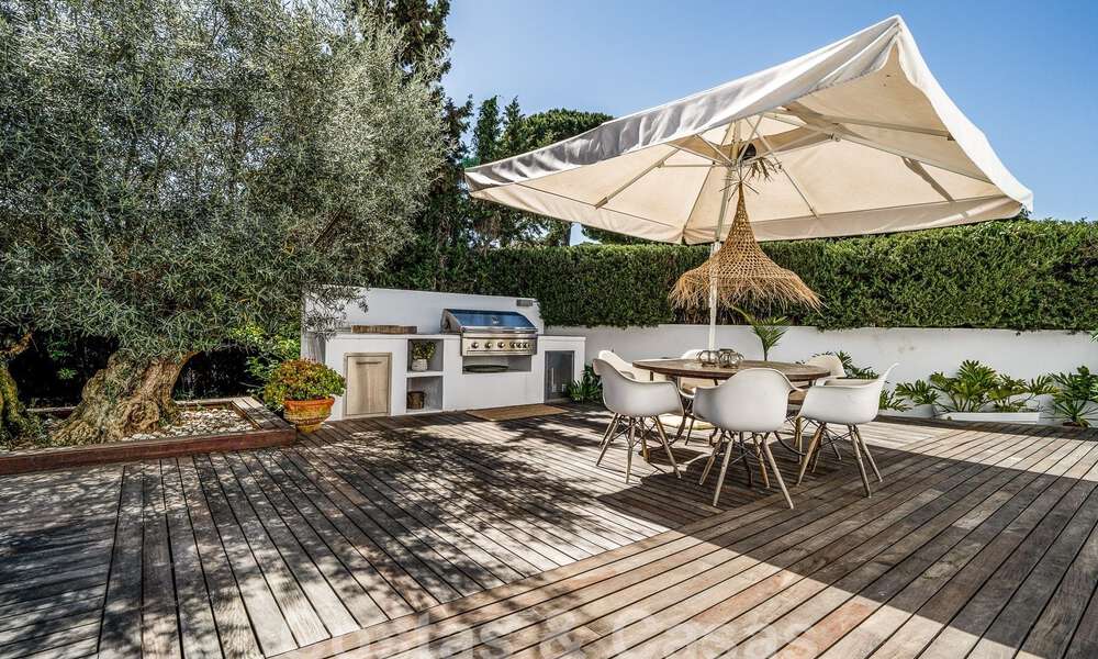 Luxueuze villa te koop in een Andalusische bouwstijl ten oosten van Marbella centrum op een steenworp van de duinen en het strand 52655