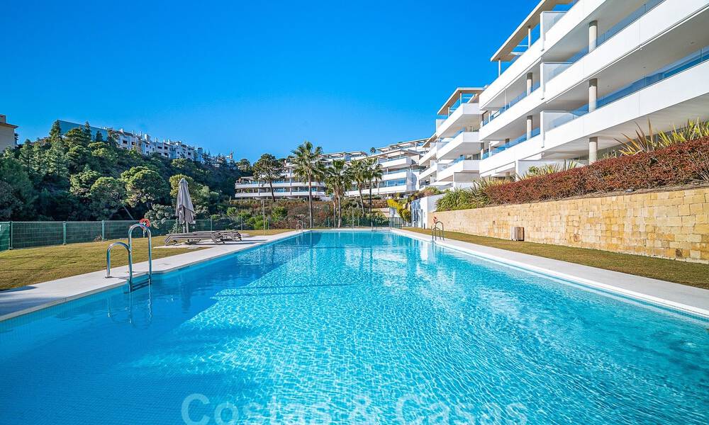 Instapklaar, verhoogd begane grond appartement te koop met weids uitzicht op de vallei en de zee in het exclusieve Benahavis - Marbella 53285