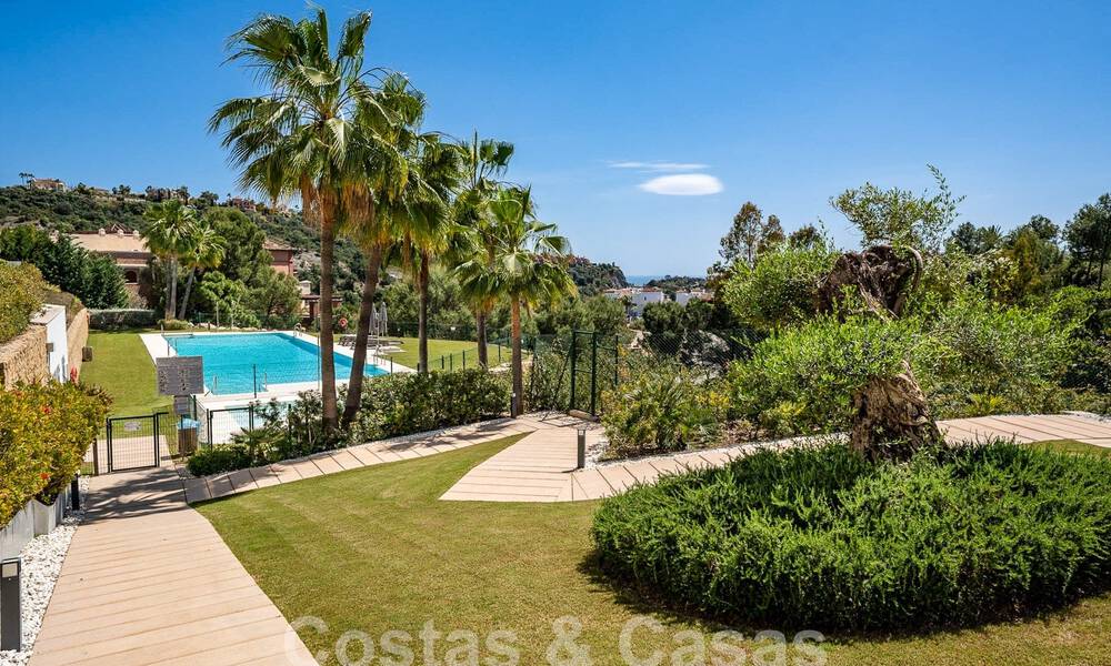 Instapklaar, verhoogd begane grond appartement te koop met weids uitzicht op de vallei en de zee in het exclusieve Benahavis - Marbella 53307