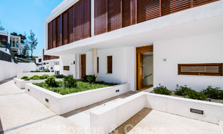 Moderne halfvrijstaande villa te koop, op loopafstand van Puente Romano op de Golden Mile van Marbella 52715 