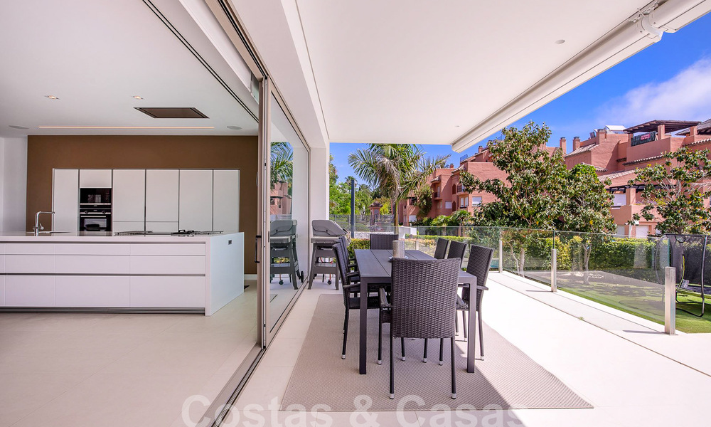 Instapklare, moderne luxevilla te koop op loopafstand van het strand in een bevoorrechte omgeving nabij Guadalmina Baja, Marbella - Estepona 53846