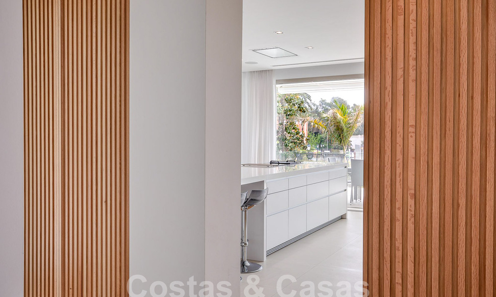 Instapklare, moderne luxevilla te koop op loopafstand van het strand in een bevoorrechte omgeving nabij Guadalmina Baja, Marbella - Estepona 53849