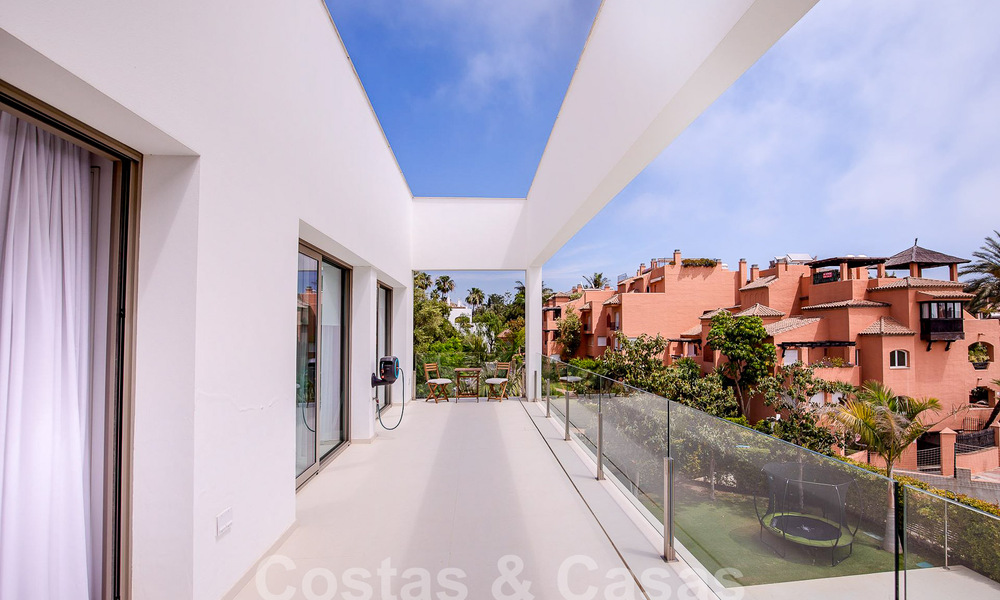 Instapklare, moderne luxevilla te koop op loopafstand van het strand in een bevoorrechte omgeving nabij Guadalmina Baja, Marbella - Estepona 53851