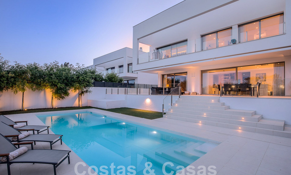 Instapklare, moderne luxevilla te koop op loopafstand van het strand in een bevoorrechte omgeving nabij Guadalmina Baja, Marbella - Estepona 53856