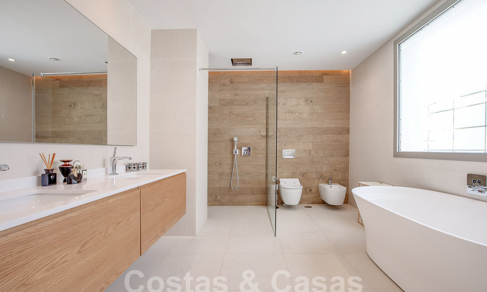 Instapklare, moderne luxevilla te koop op loopafstand van het strand in een bevoorrechte omgeving nabij Guadalmina Baja, Marbella - Estepona 53863