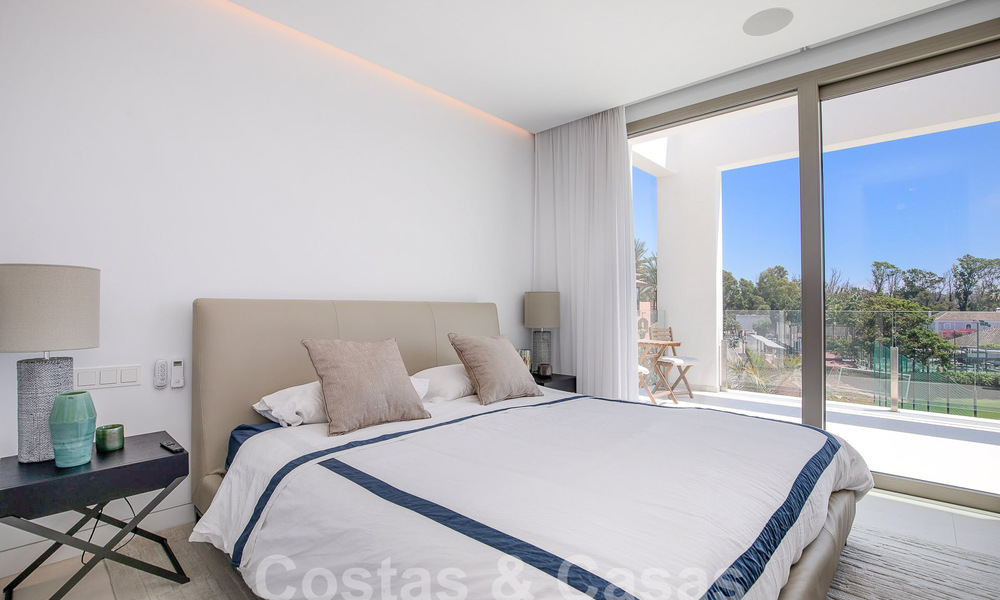 Instapklare, moderne luxevilla te koop op loopafstand van het strand in een bevoorrechte omgeving nabij Guadalmina Baja, Marbella - Estepona 53864