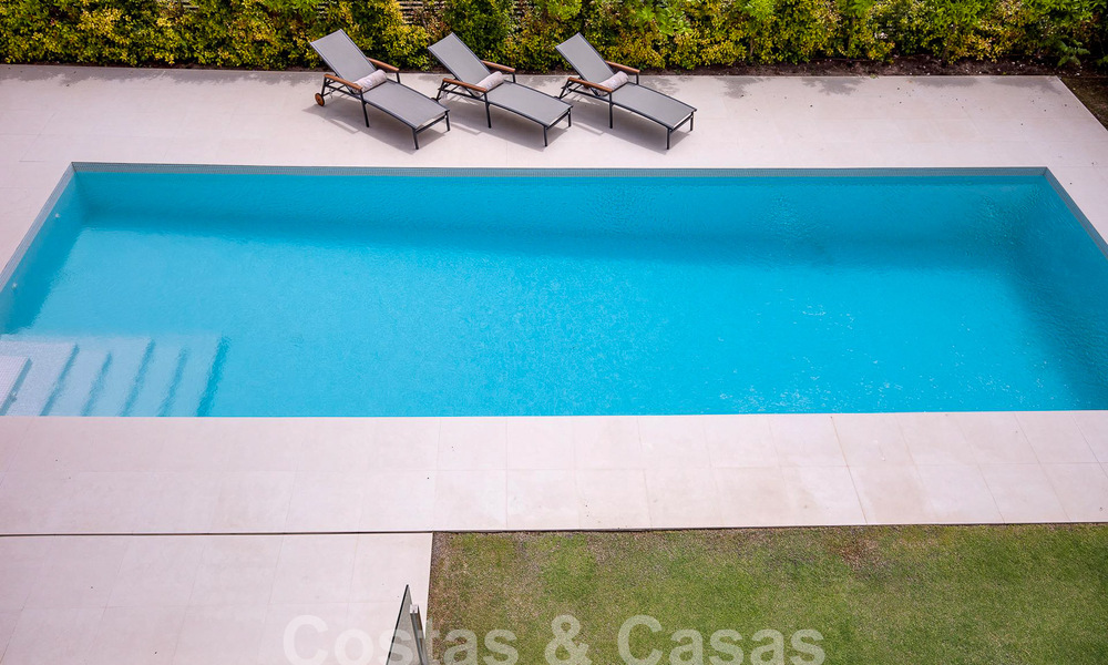 Instapklare, moderne luxevilla te koop op loopafstand van het strand in een bevoorrechte omgeving nabij Guadalmina Baja, Marbella - Estepona 53869