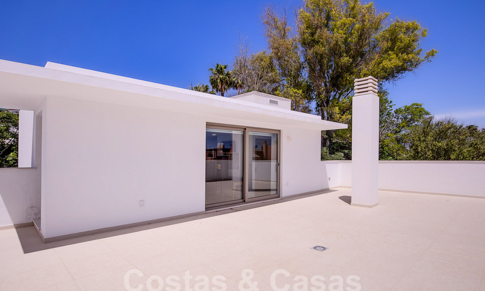 Instapklare, moderne luxevilla te koop op loopafstand van het strand in een bevoorrechte omgeving nabij Guadalmina Baja, Marbella - Estepona 53871
