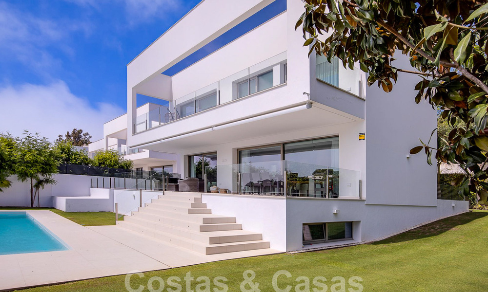 Instapklare, moderne luxevilla te koop op loopafstand van het strand in een bevoorrechte omgeving nabij Guadalmina Baja, Marbella - Estepona 53876