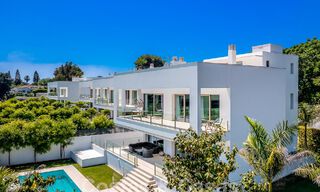 Instapklare, moderne luxevilla te koop op loopafstand van het strand in een bevoorrechte omgeving nabij Guadalmina Baja, Marbella - Estepona 53880 