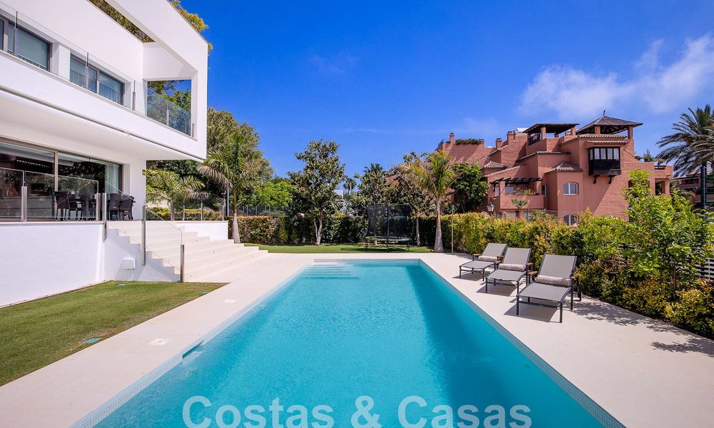 Instapklare, moderne luxevilla te koop op loopafstand van het strand in een bevoorrechte omgeving nabij Guadalmina Baja, Marbella - Estepona 53882