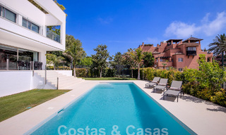 Instapklare, moderne luxevilla te koop op loopafstand van het strand in een bevoorrechte omgeving nabij Guadalmina Baja, Marbella - Estepona 53882 