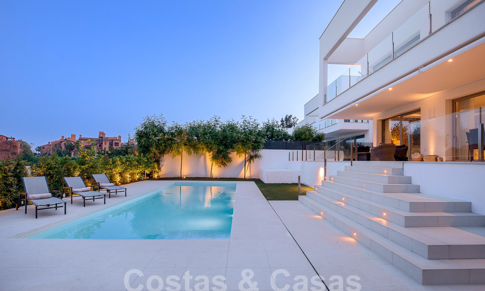 Instapklare, moderne luxevilla te koop op loopafstand van het strand in een bevoorrechte omgeving nabij Guadalmina Baja, Marbella - Estepona 53883