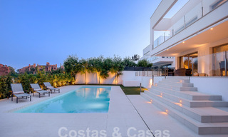 Instapklare, moderne luxevilla te koop op loopafstand van het strand in een bevoorrechte omgeving nabij Guadalmina Baja, Marbella - Estepona 53883 