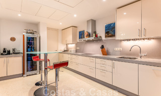 Modern duplex penthouse te koop met panoramisch zeezicht, gelegen in een begeerd complex in Los Monteros, Marbella 52239 