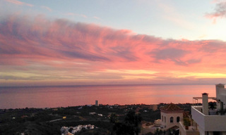 Modern duplex penthouse te koop met panoramisch zeezicht, gelegen in een begeerd complex in Los Monteros, Marbella 52242 