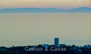 Modern duplex penthouse te koop met panoramisch zeezicht, gelegen in een begeerd complex in Los Monteros, Marbella 52245 