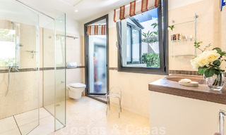 Modern duplex penthouse te koop met panoramisch zeezicht, gelegen in een begeerd complex in Los Monteros, Marbella 52251 
