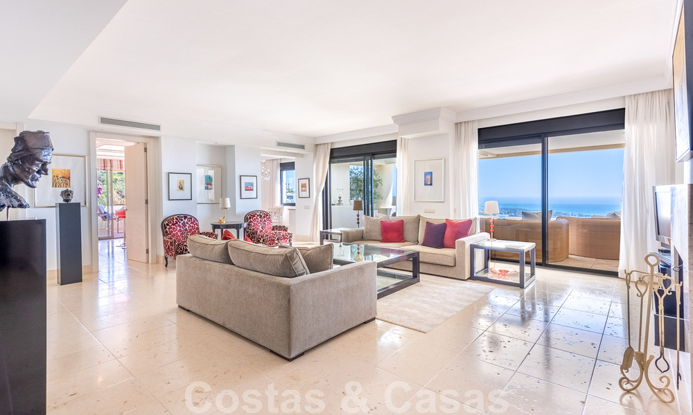 Modern duplex penthouse te koop met panoramisch zeezicht, gelegen in een begeerd complex in Los Monteros, Marbella 52252
