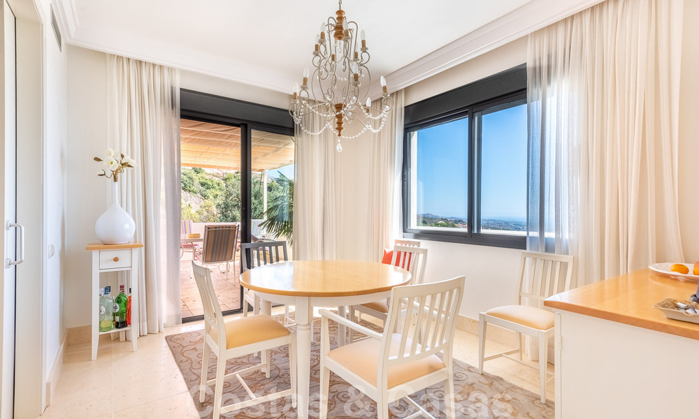Modern duplex penthouse te koop met panoramisch zeezicht, gelegen in een begeerd complex in Los Monteros, Marbella 52256