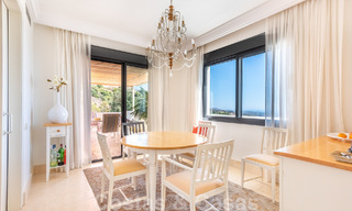 Modern duplex penthouse te koop met panoramisch zeezicht, gelegen in een begeerd complex in Los Monteros, Marbella 52256 
