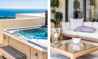 Modern duplex penthouse te koop met panoramisch zeezicht, gelegen in een begeerd complex in Los Monteros, Marbella 52259 