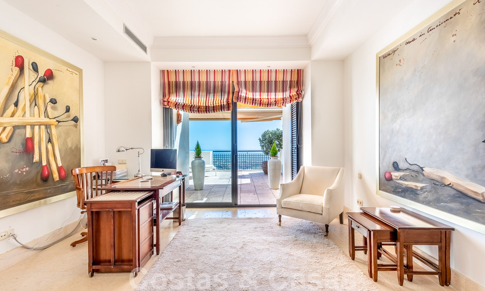 Modern duplex penthouse te koop met panoramisch zeezicht, gelegen in een begeerd complex in Los Monteros, Marbella 52263