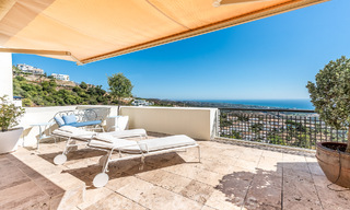 Modern duplex penthouse te koop met panoramisch zeezicht, gelegen in een begeerd complex in Los Monteros, Marbella 52264 