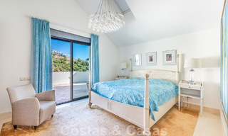 Modern duplex penthouse te koop met panoramisch zeezicht, gelegen in een begeerd complex in Los Monteros, Marbella 52265 