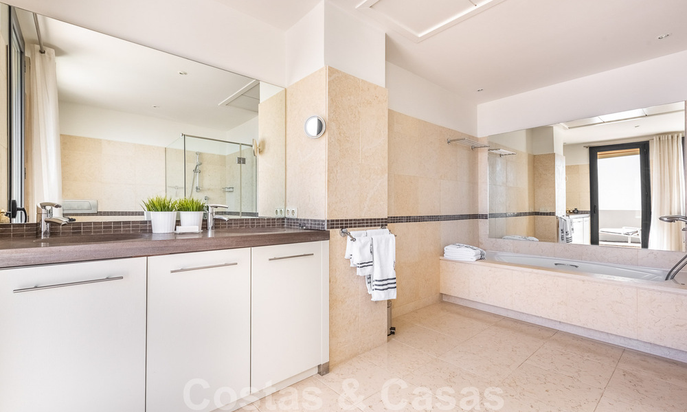 Modern duplex penthouse te koop met panoramisch zeezicht, gelegen in een begeerd complex in Los Monteros, Marbella 52266