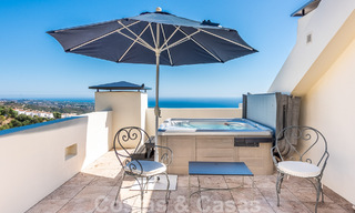 Modern duplex penthouse te koop met panoramisch zeezicht, gelegen in een begeerd complex in Los Monteros, Marbella 52268 