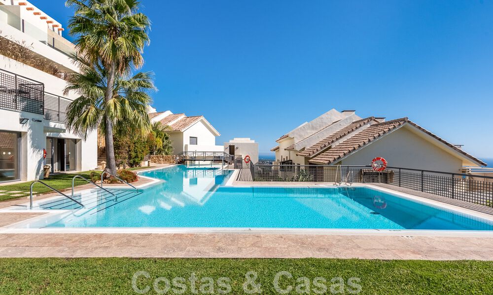 Modern duplex penthouse te koop met panoramisch zeezicht, gelegen in een begeerd complex in Los Monteros, Marbella 52270