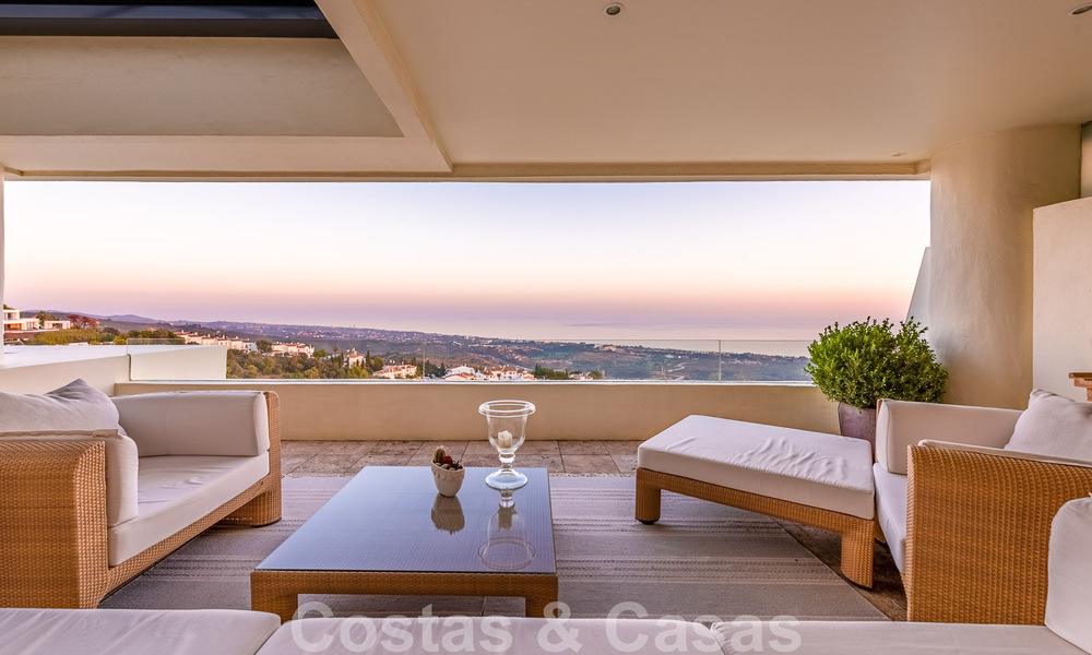 Modern duplex penthouse te koop met panoramisch zeezicht, gelegen in een begeerd complex in Los Monteros, Marbella 52276