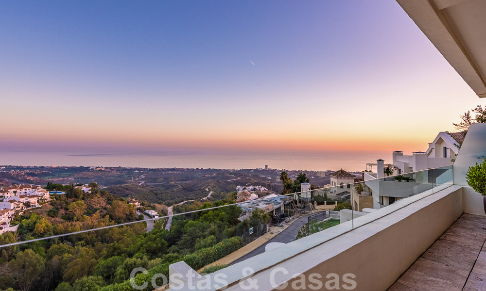Modern duplex penthouse te koop met panoramisch zeezicht, gelegen in een begeerd complex in Los Monteros, Marbella 52277